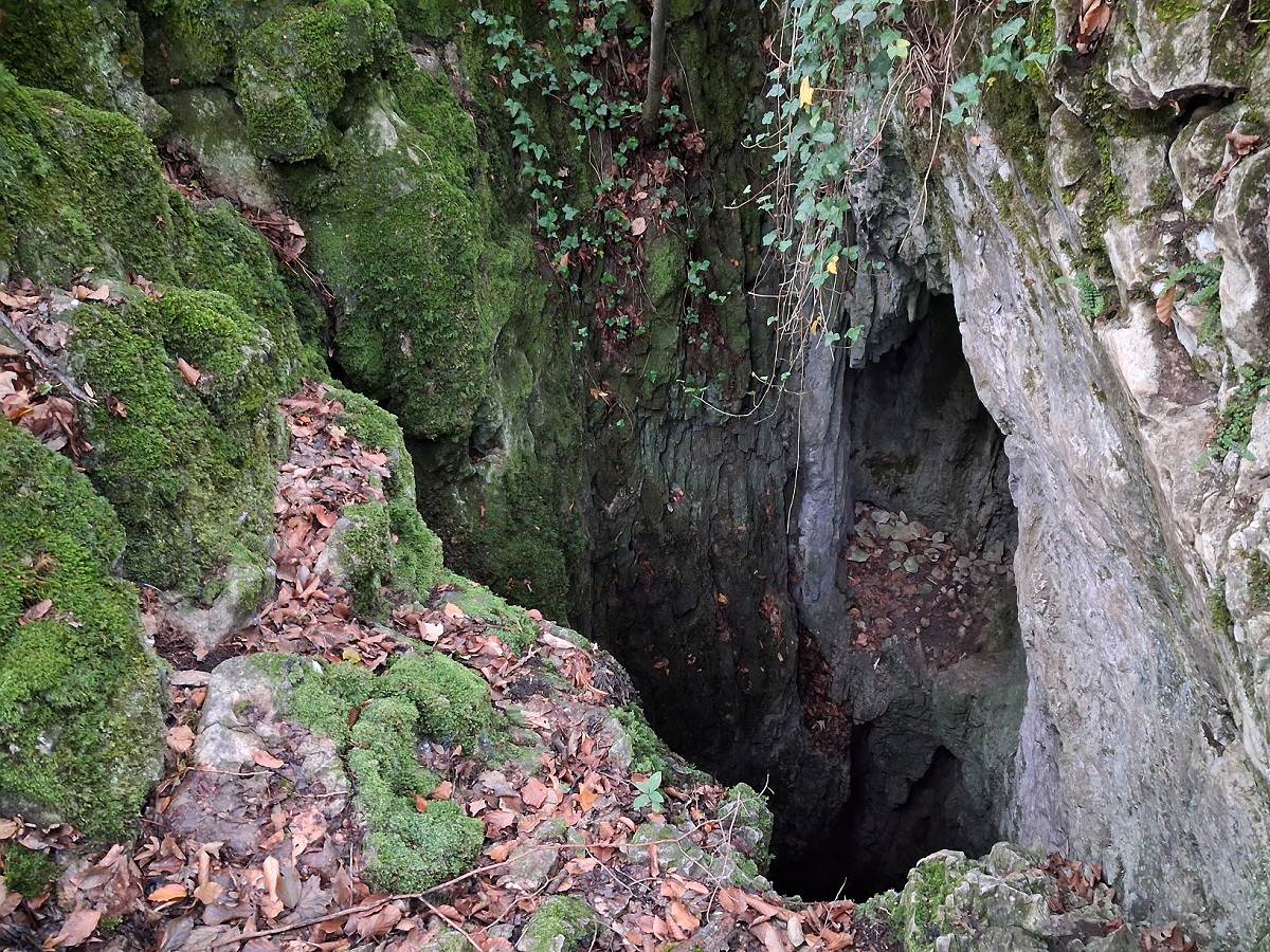 AzŐs-zsomboly közel 50 m mély